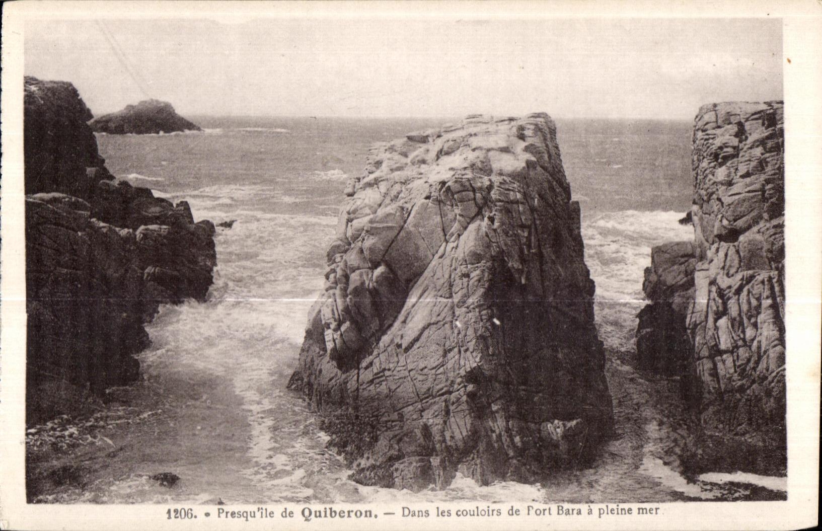 CPA Presqu ile de Quiberon Dans les couloirs de port Bara a pleine mer