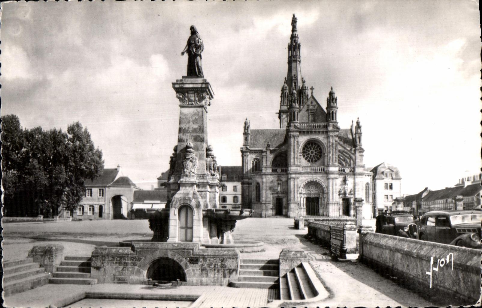 CPA Sainte Anne Auray (Morbihan) the Fountain and the Basilica