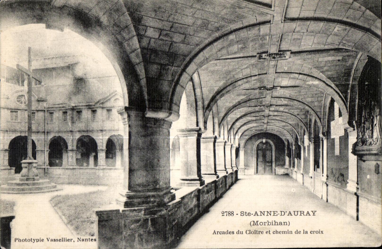 CPA Anne Auray (Morbihan) Arcades of the Cloister and way of the cross
