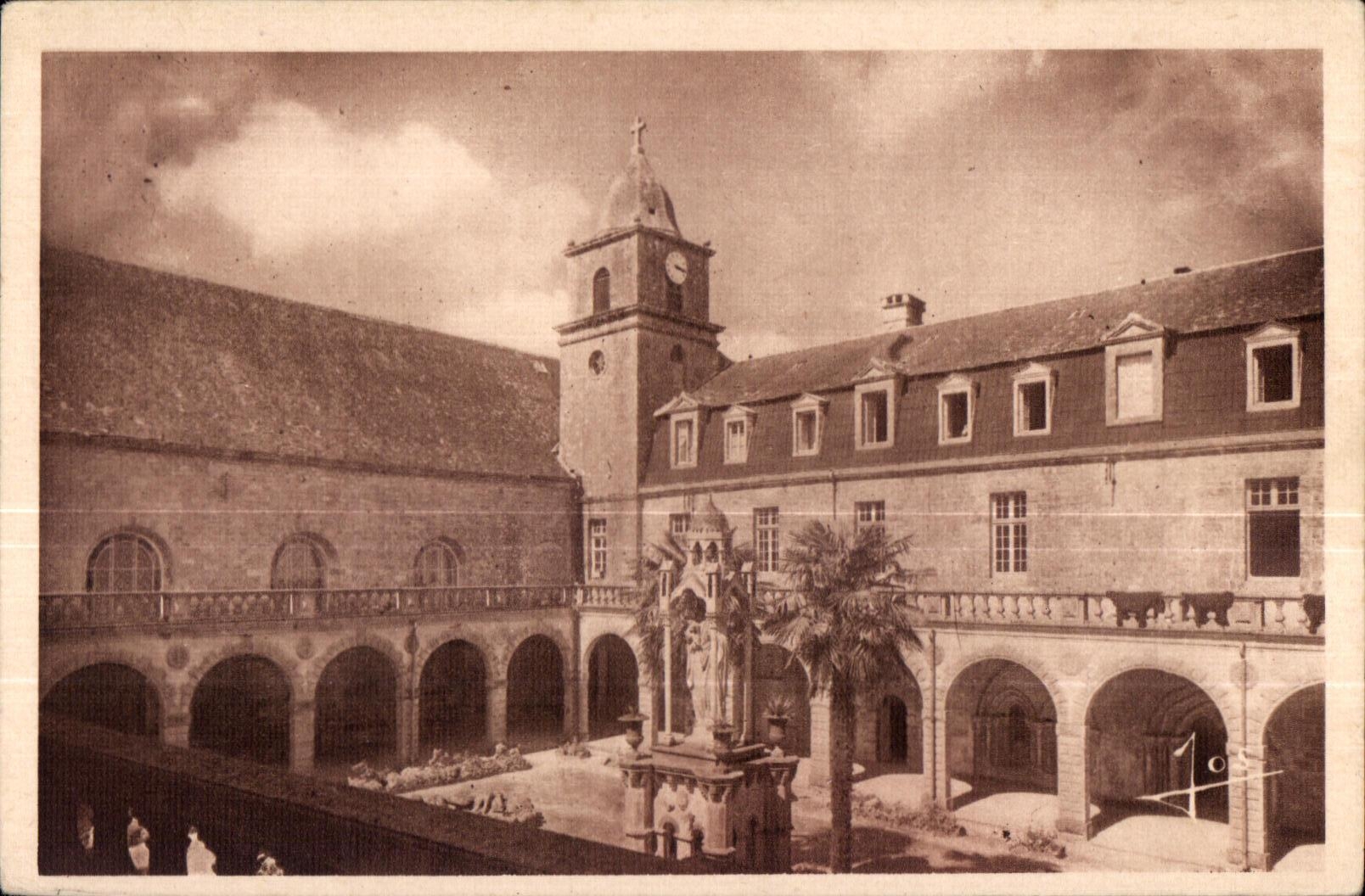 Corte y claustro de Notre Dame De Langonnet Interior de la abadia de CPA