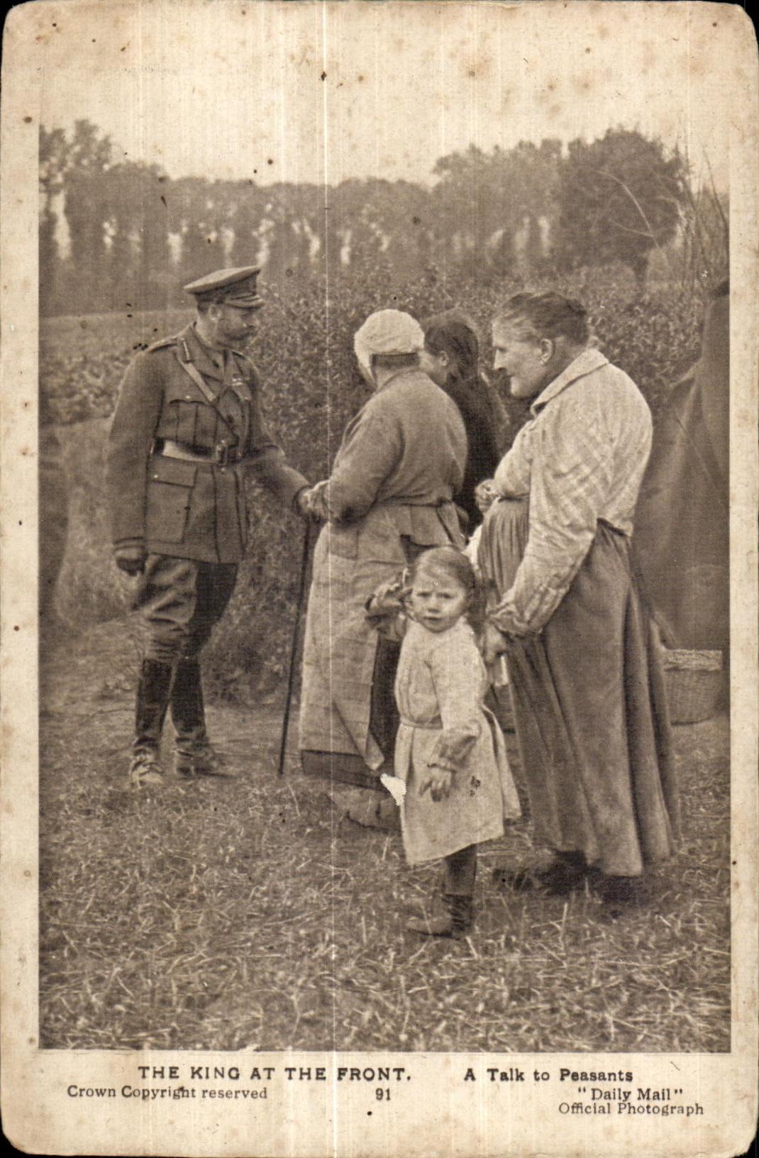 CPA The King At The Front A Talk to Peasants Roi Militaria