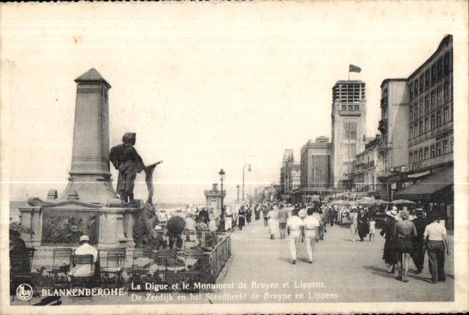 CPA Blankenberohe La Digue et le Monument de Brayae et Lippens De Zeedijk en het