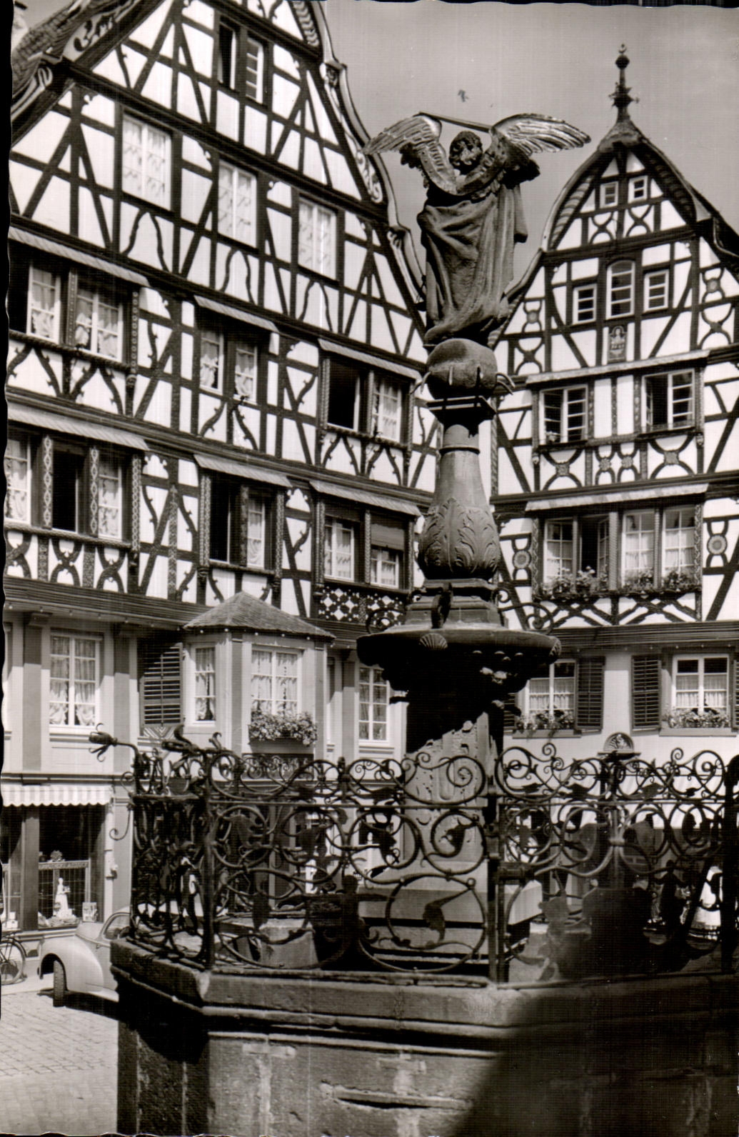 CPA Bernkastel Cues Mosel St Michaelsbronnen auf dem Marktplatz