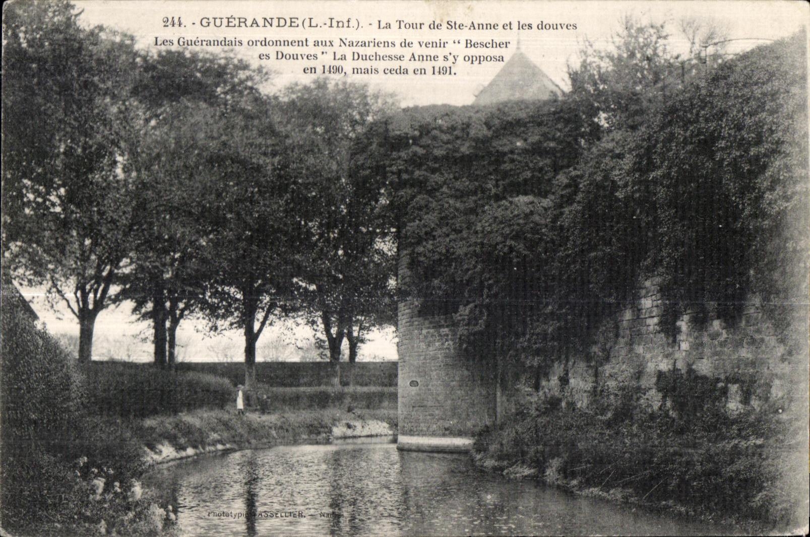 CPA Guerande La Tour de Ste Anne et les douves Les Guerandais