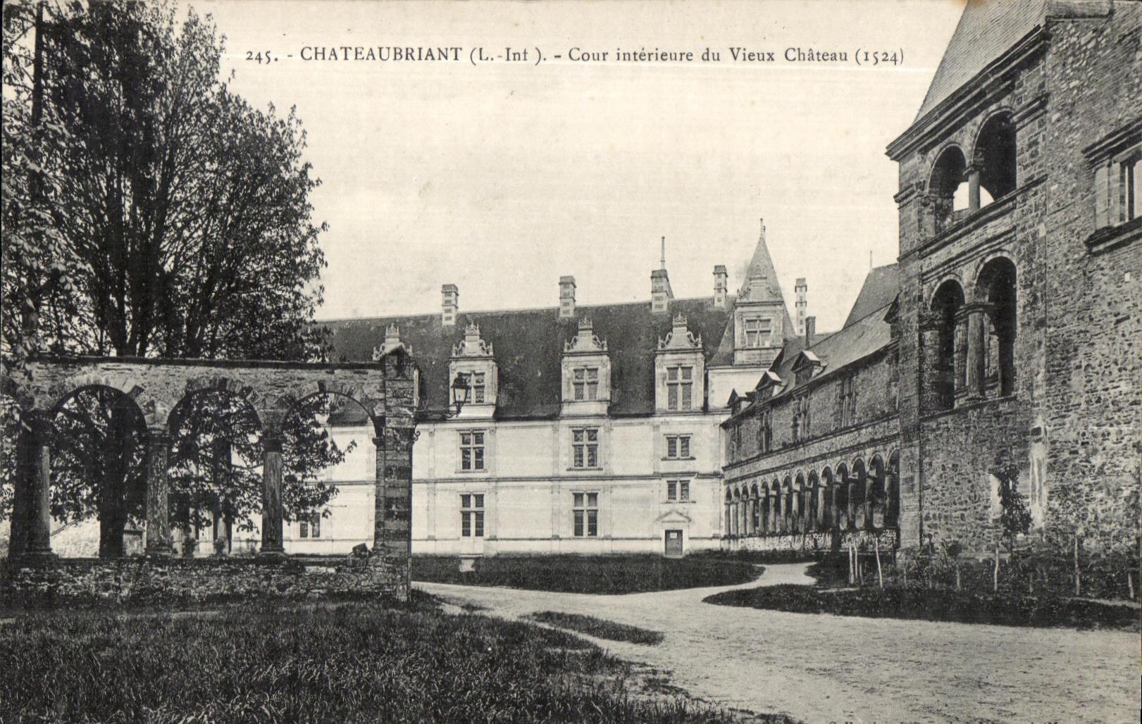 Chateaubriant - Interior Court of the Old Castle - CPA