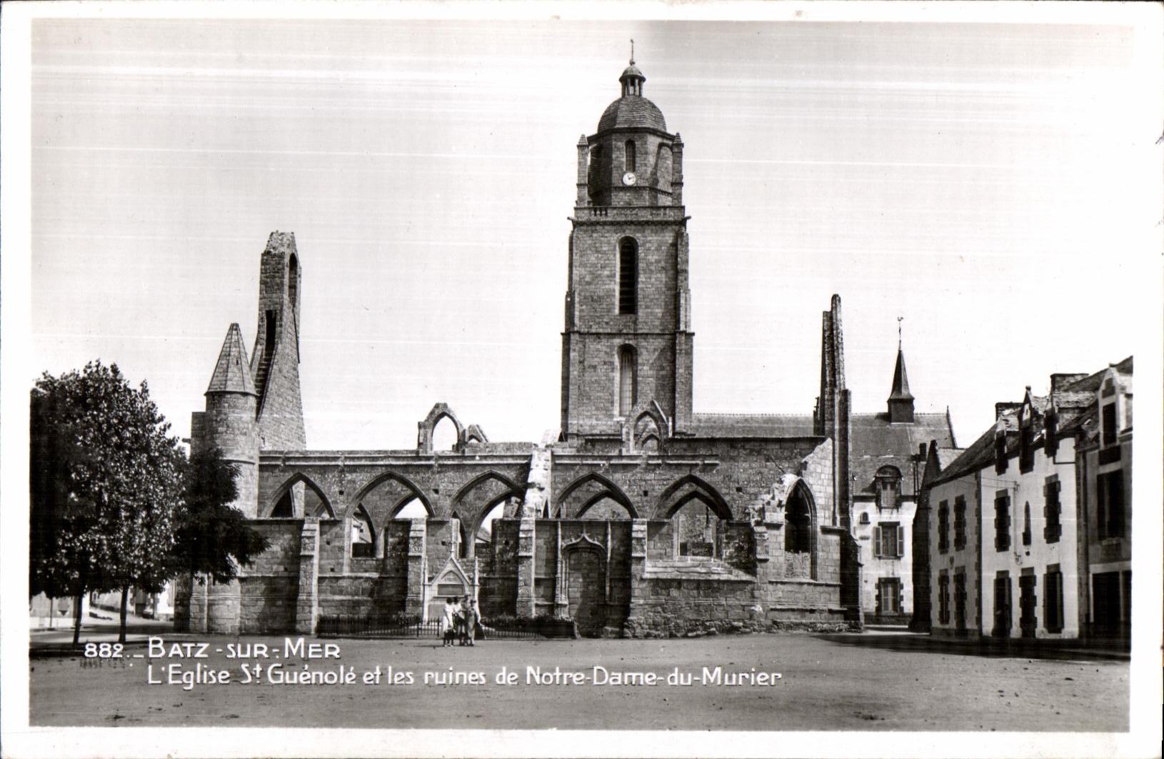 CPA Batz on Sea On Church St Guenole and Ruins