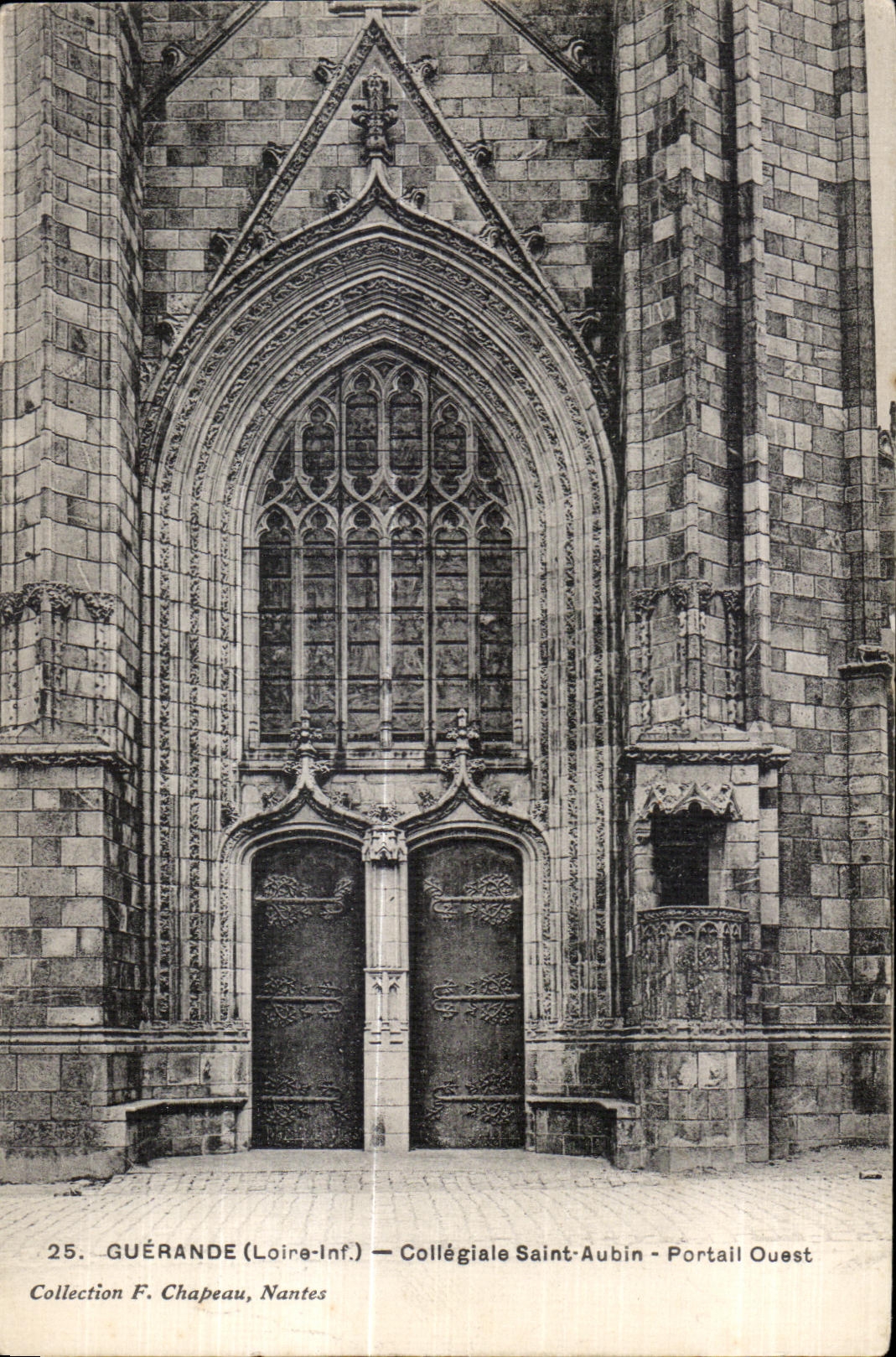 CPA (Loire inf) Collegiale St Aubin Portail Ouest Collection F Chapeau Nantes