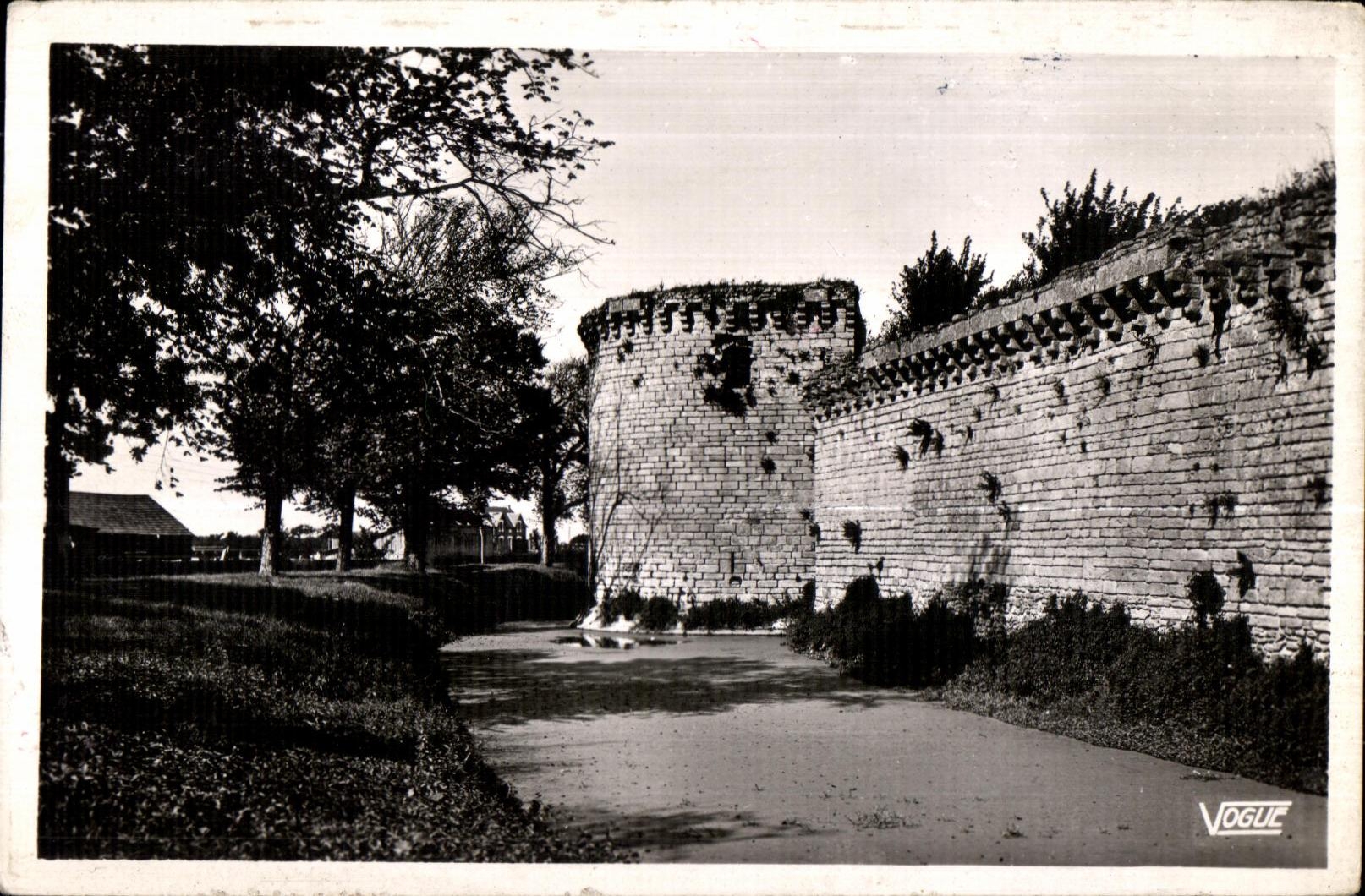 CPA Guerande Les remparts