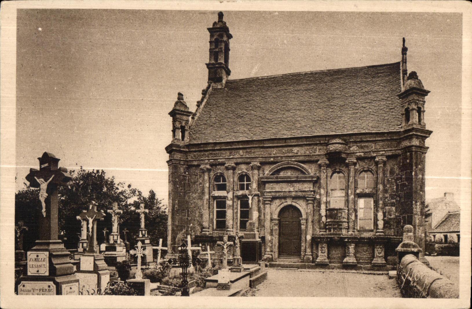 CPA Guimiliau La Chapelle Funeraire