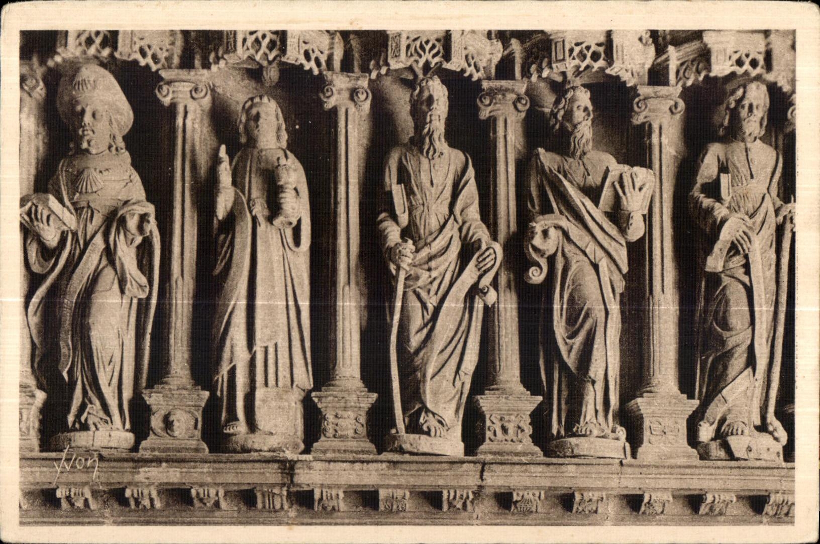 CPA Guimiliau Interieur du porche de l Eglise Statues des Apotres