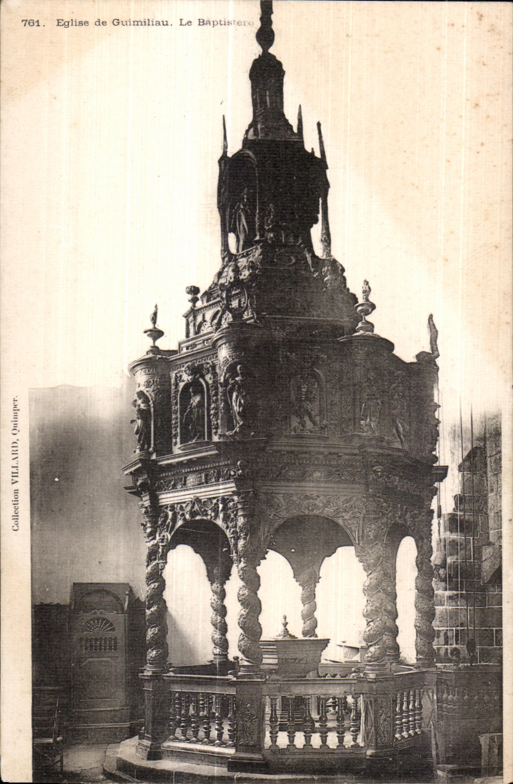 CPA Eglise de Guimiliau Le Baptistere