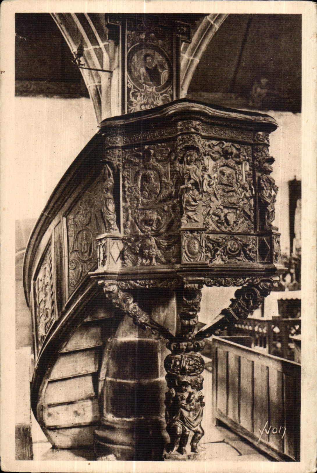 CPA Guimiliau Interieur de L Eglise La chaire