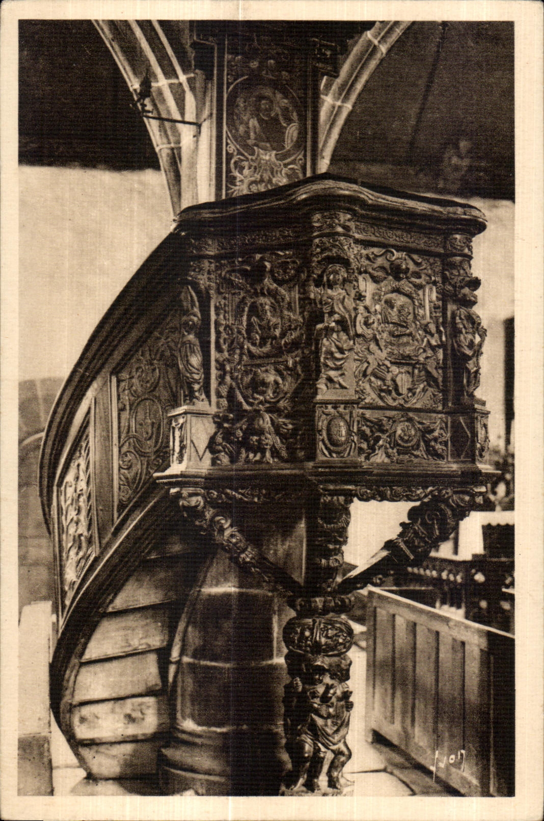 CPA Guimiliau Interieur de L Eglise La chaire