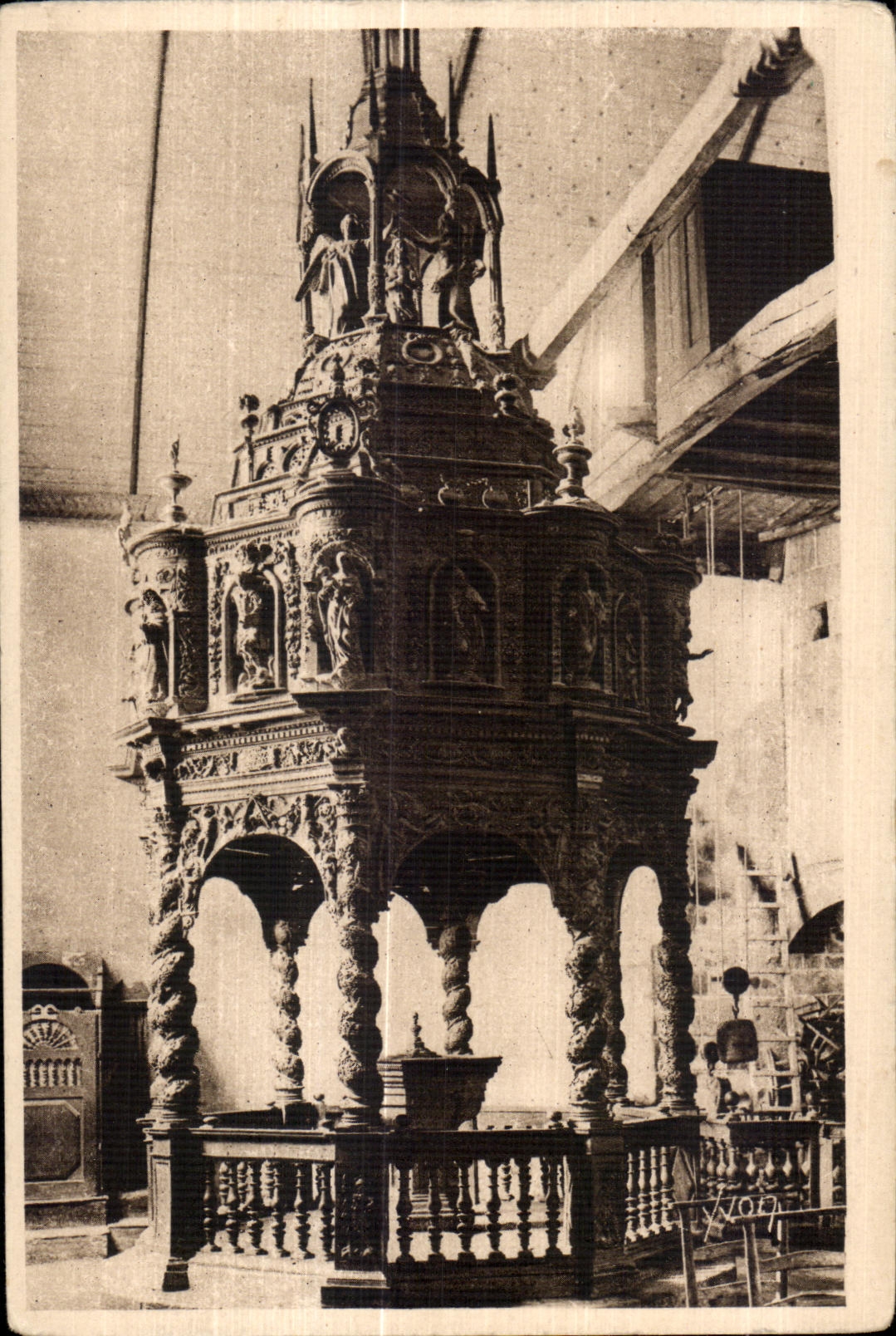 CPA Guimiliau Interieur de l Eglise Le Baptistere 