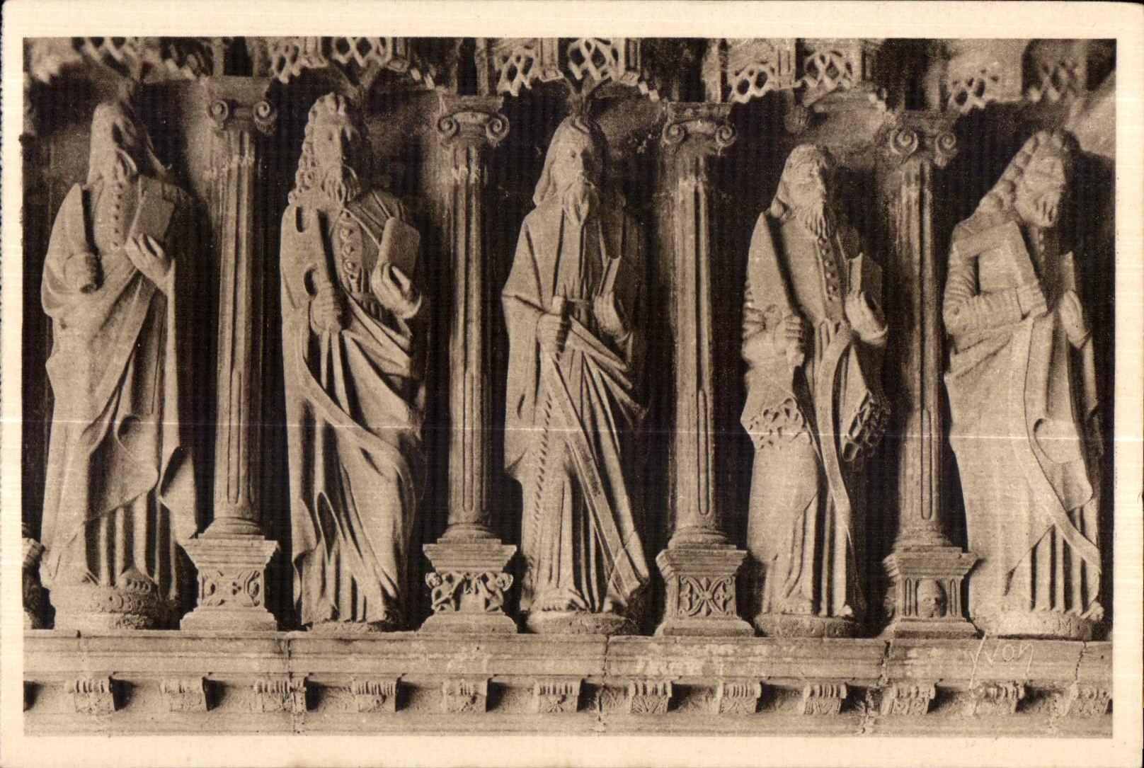 CPA Guimiliau Interieur du Porche de I Eglise Statues des Apotres