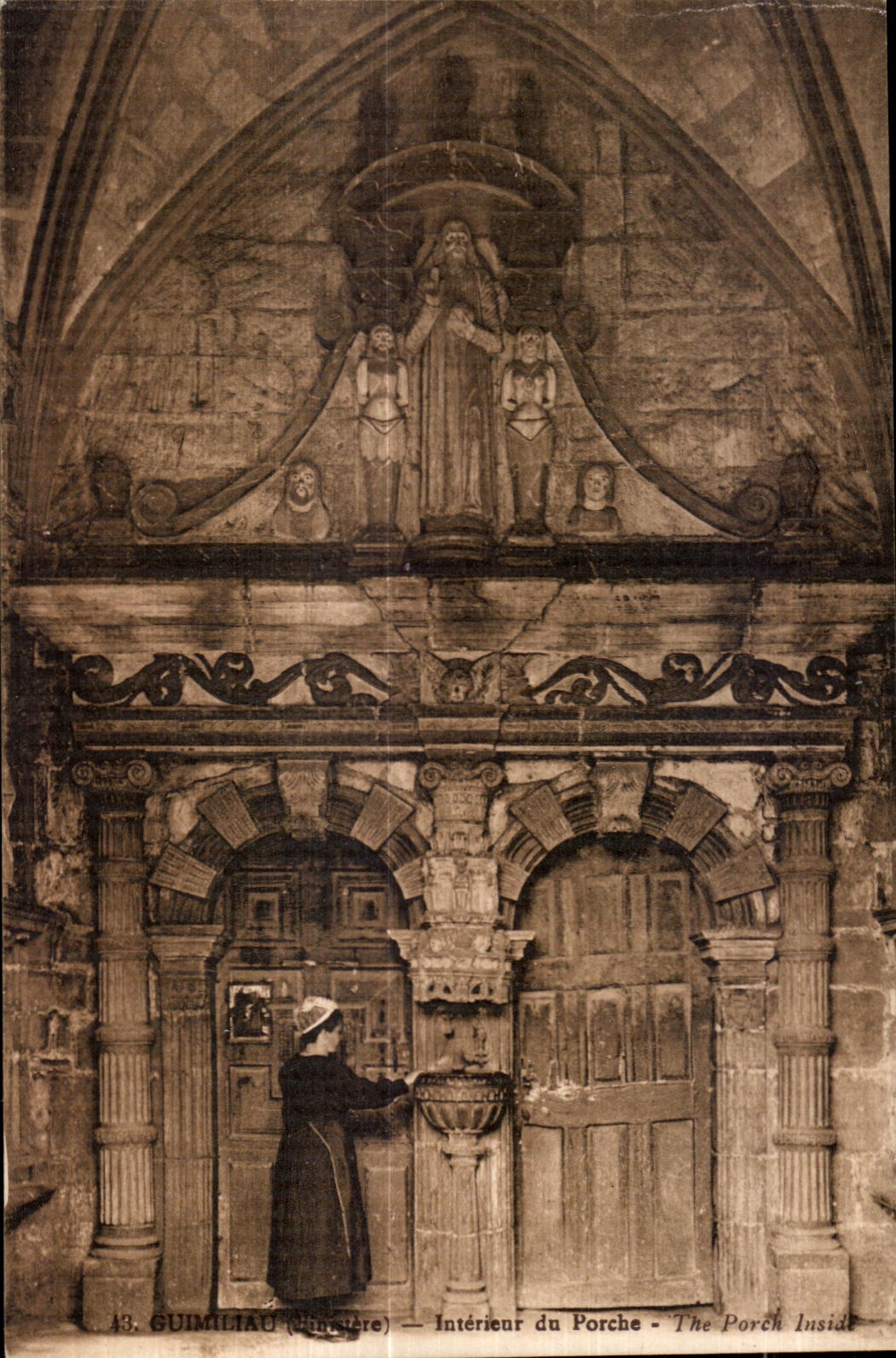 CPA Guimiliau Interieur du Porche The Porch Inside