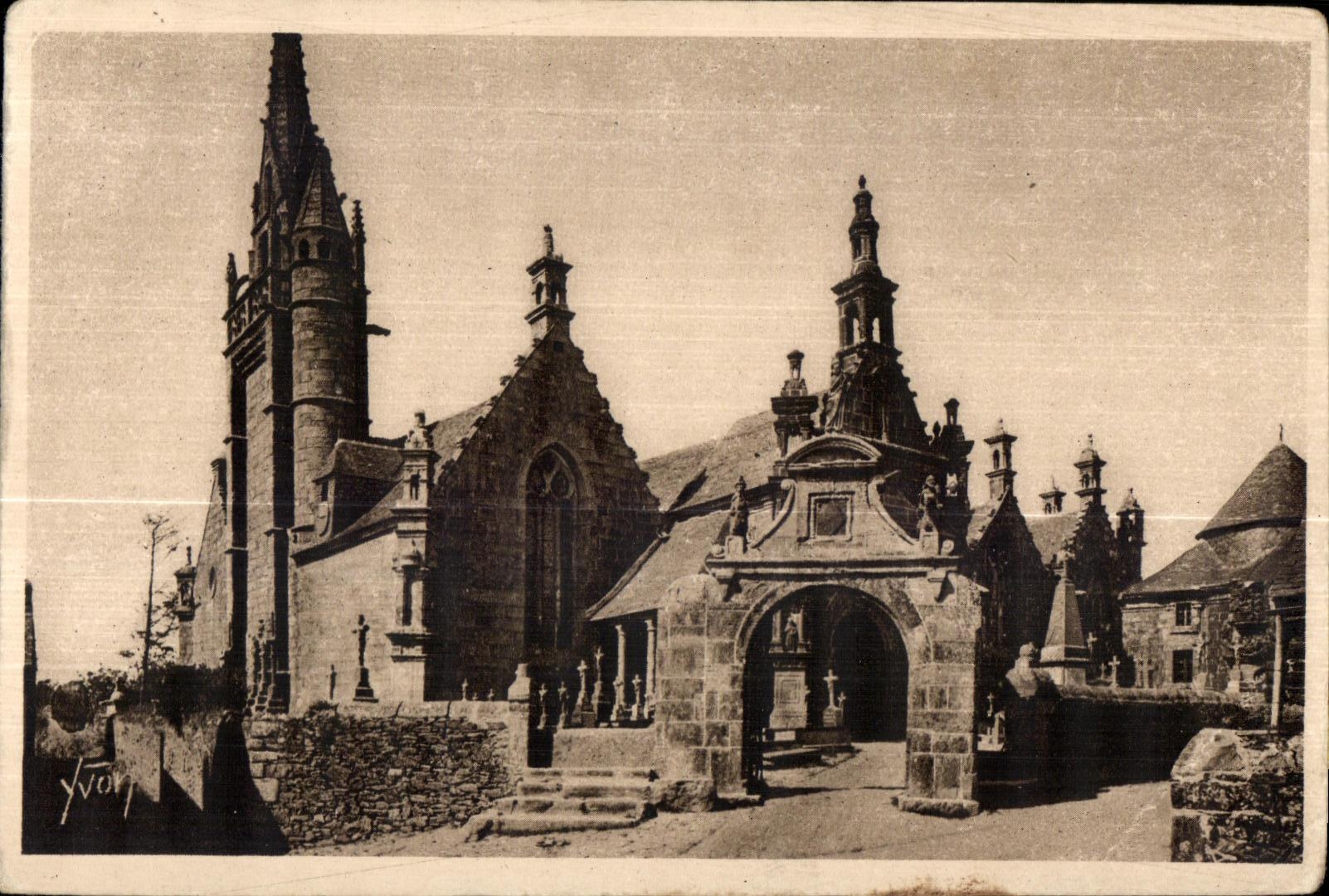 CPA Guimiliau L Eglise et le Cimetiere 
