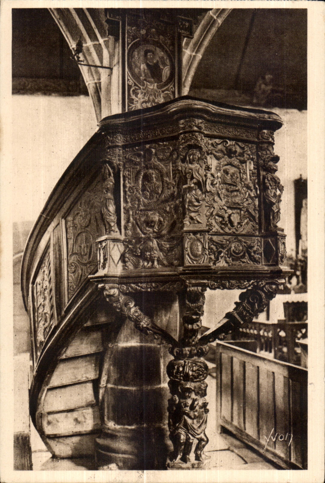 CPA Guimiliau Interieur de I Eglise la Chaire