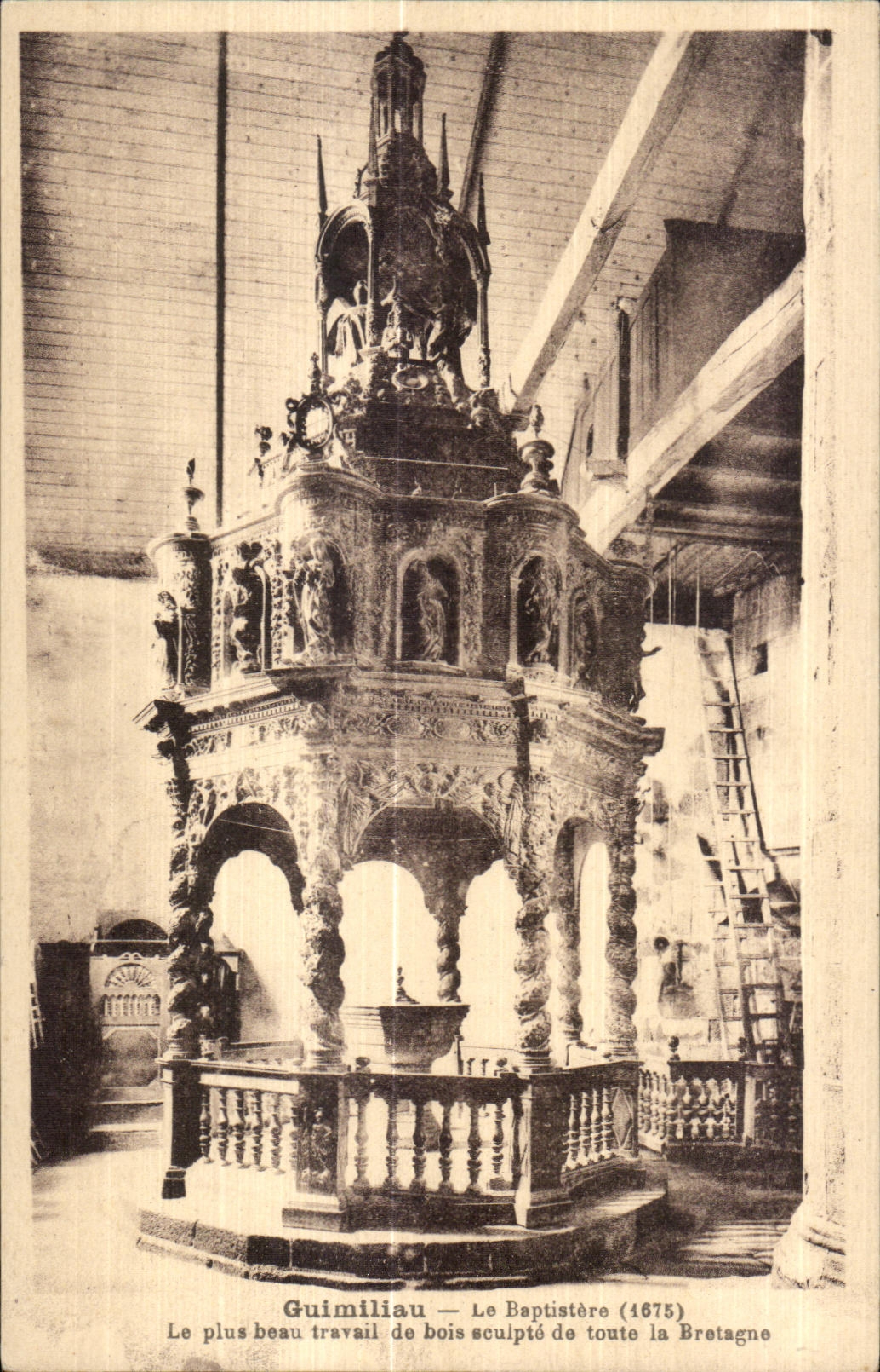 CPA Guimiliau Le Baptistere Le plus beau travail de bois sculpte de toute Ia Bretagne