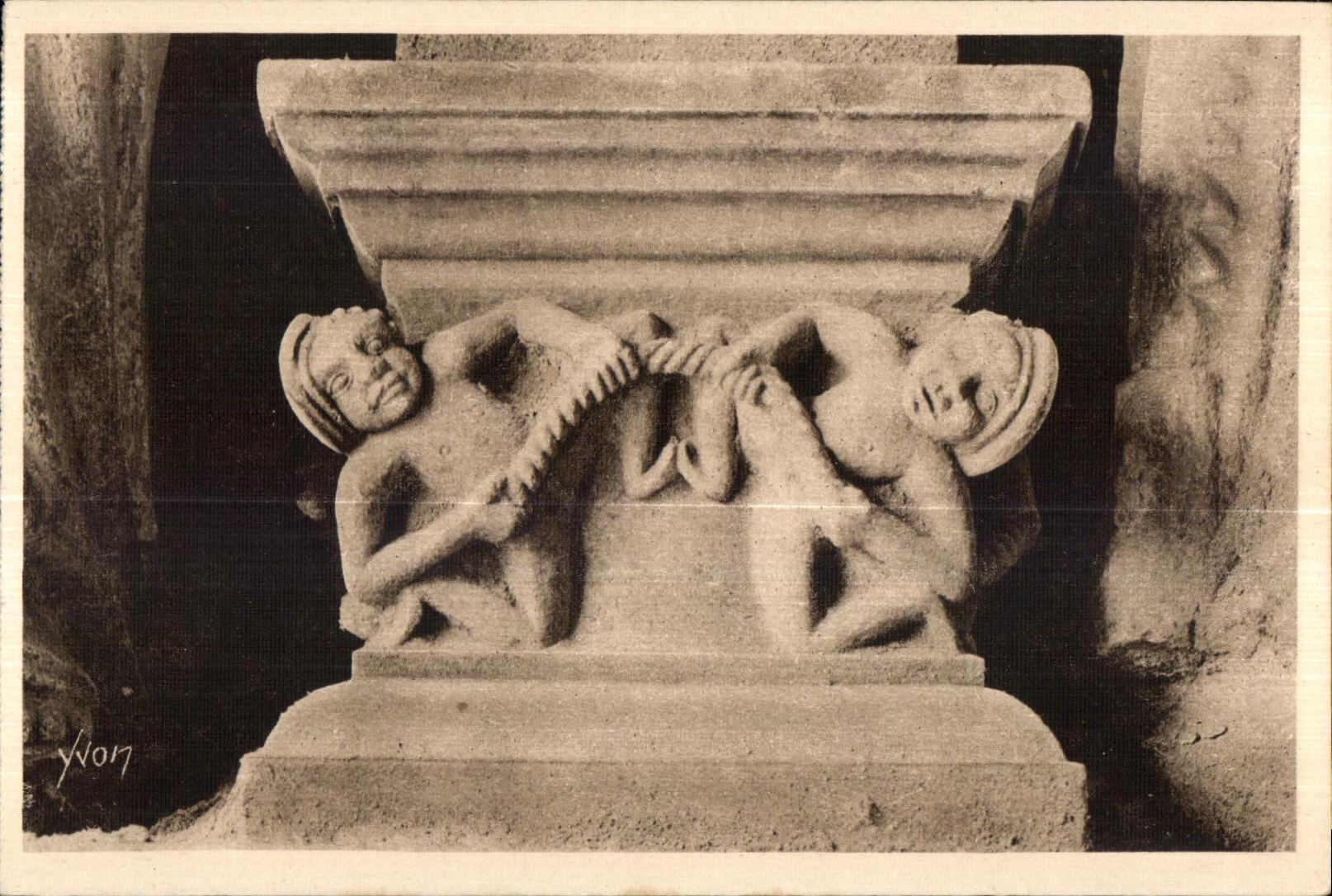 CPA Guimiliau (Finistere) Motif du Porche l Eglise Les deux lutteurs
