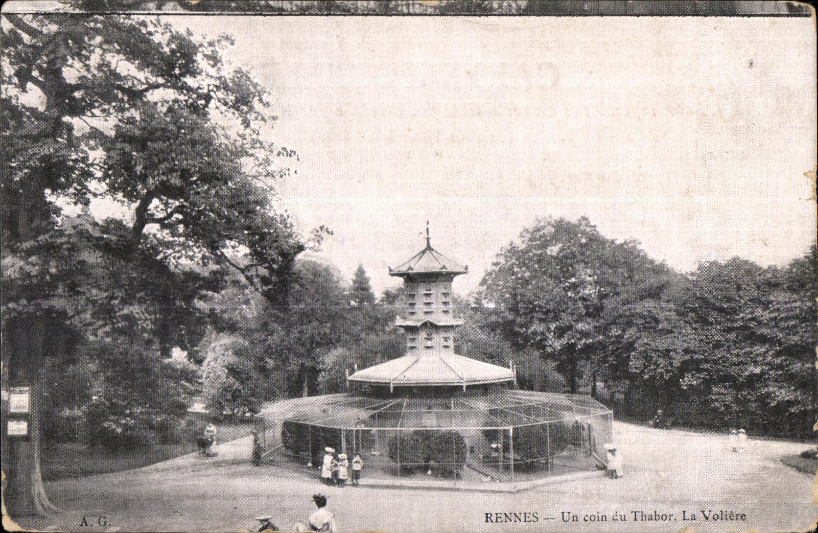 CPA Rennes Un coin du Thabor La Voliere