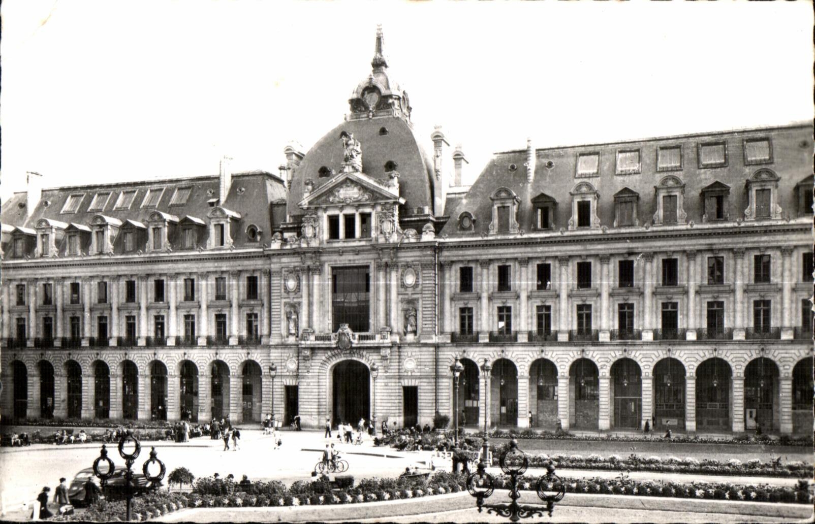 CPSM Rennes (I et V) Le Palais Commerce
