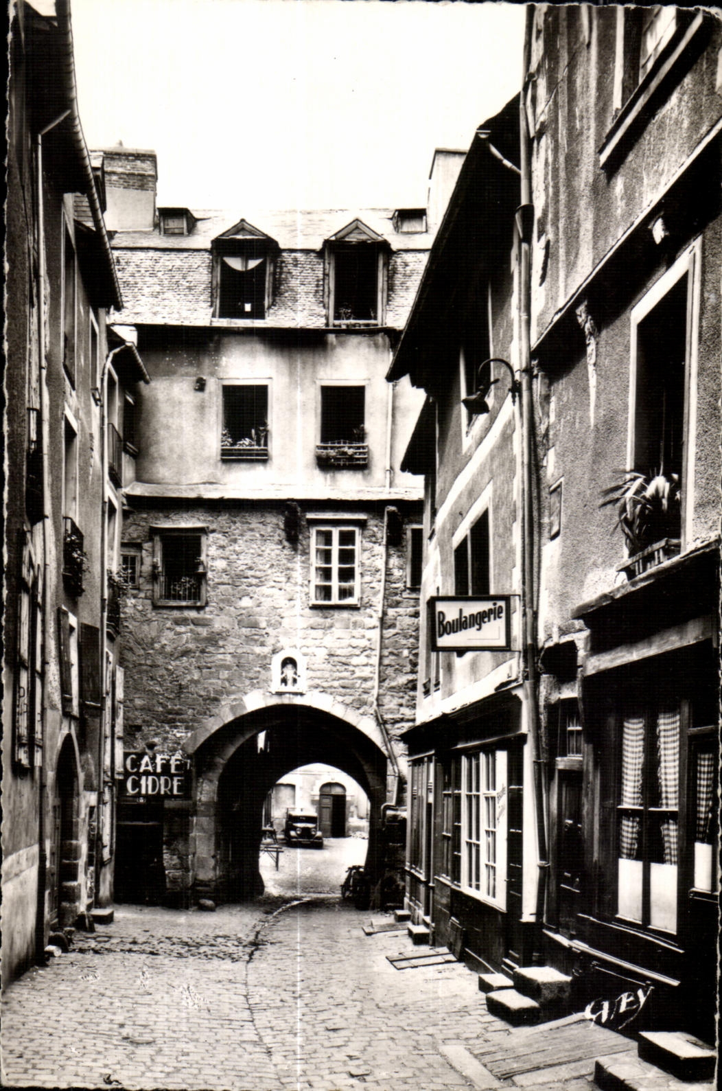CPSM Rennes (I et V) Vieille Porte Mordelaise (XV s) sous Laquelle les ducs de Bretagne faisaient leur entree dans la