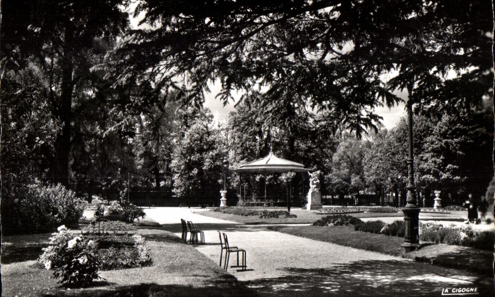 CPSM Rennes (itle et Vilaine) Jardin du Thabor