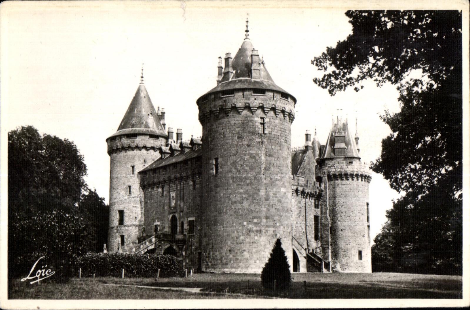 CPA Chateau de Combourg La tour situee a I angle NE appelee par Chateaubriand Tour du Manre plus elevee que les autres