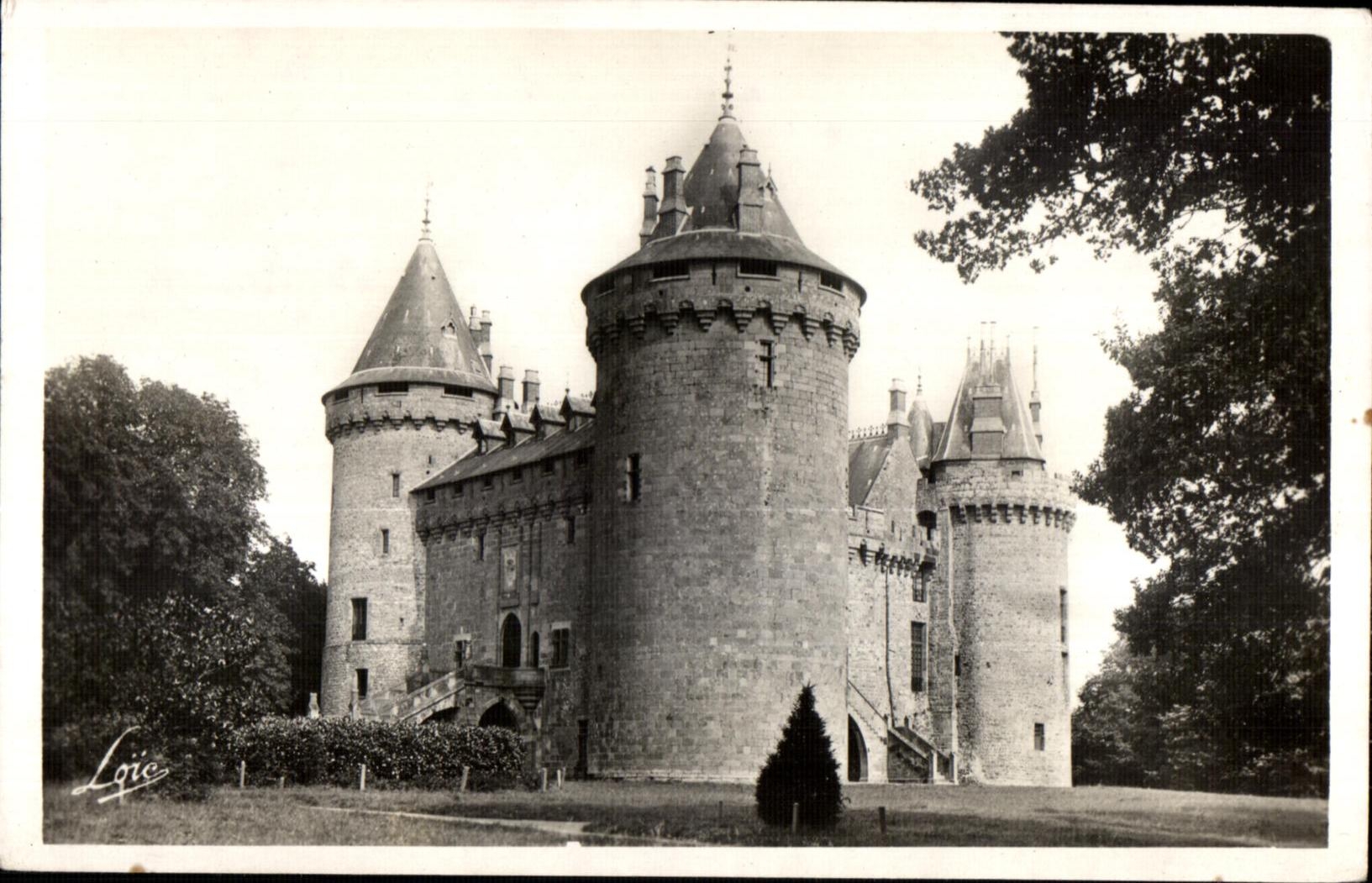 CPA Chateau de Combourg La Tour situee a I angle NE appelee par Chateaubriand Tour du Maure plus elevee que les autres