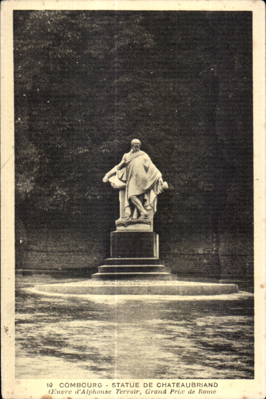 CPA Combourg Statue De Chateaubriand Euvre d Alphones Terroir Grand Price de Rome