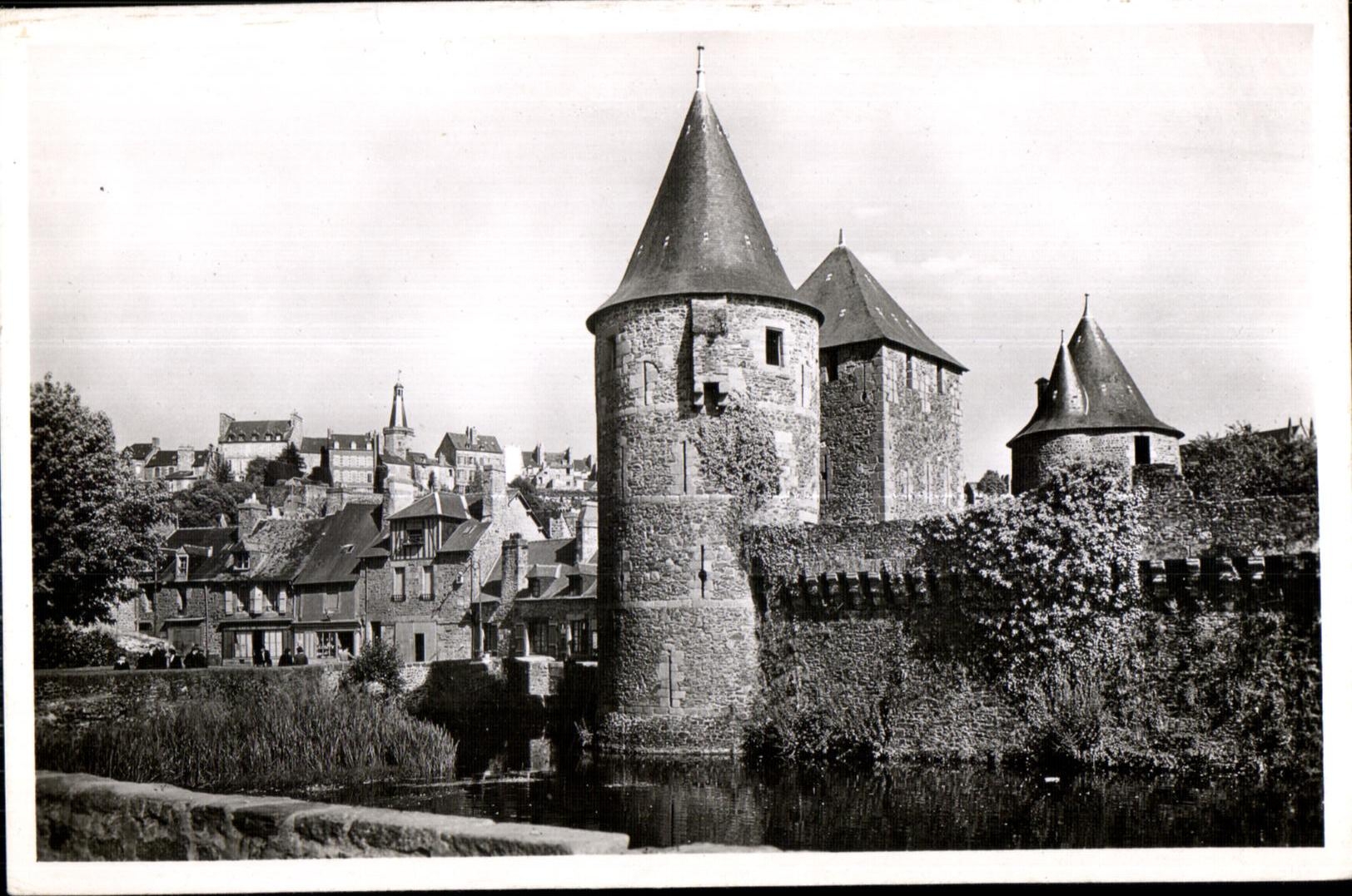 CPA Fougers Entree du Chateau La Tour de Guemadeuc
