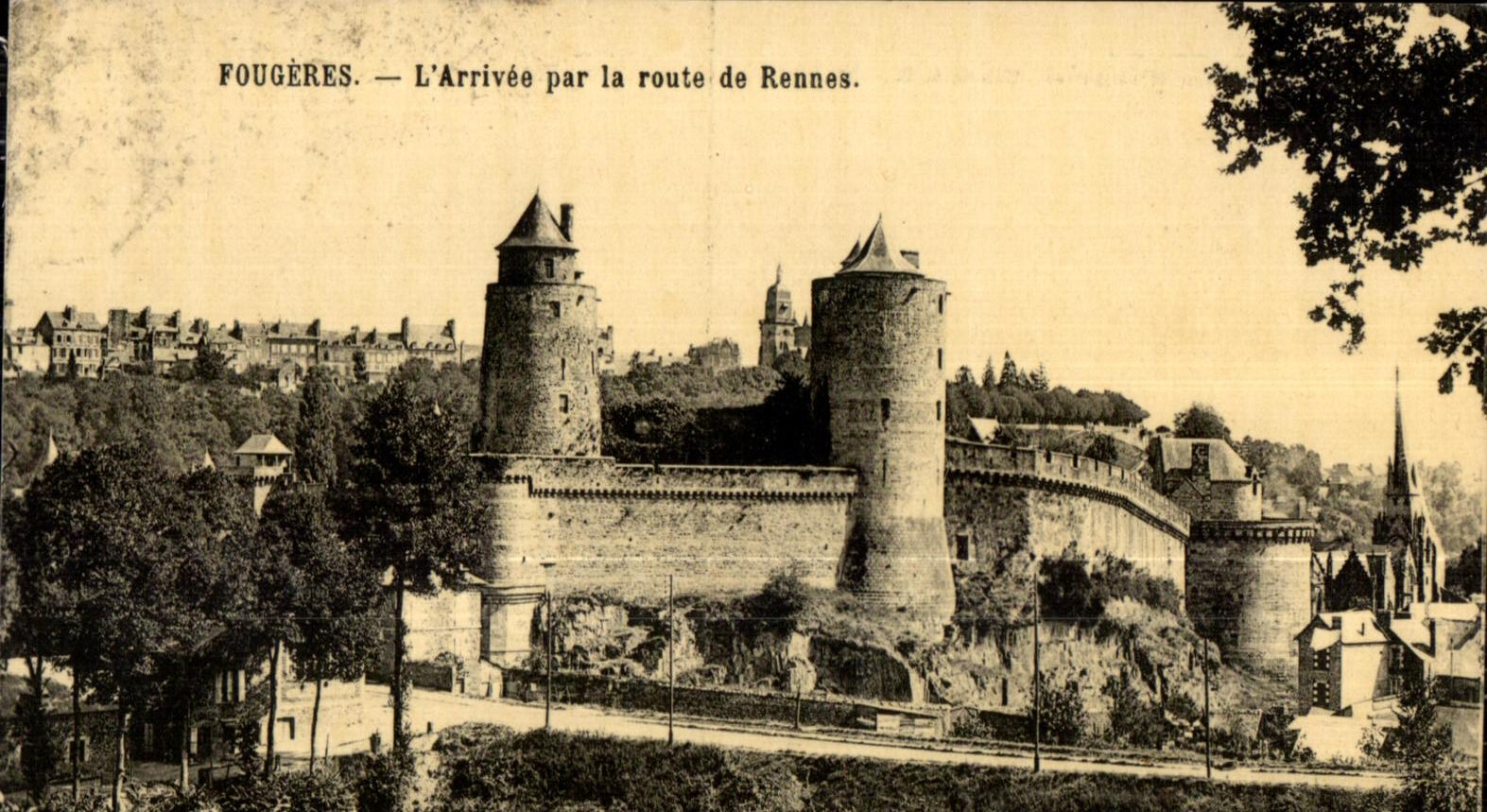 CPA Fougeres L Arrivee par la route de Rennes