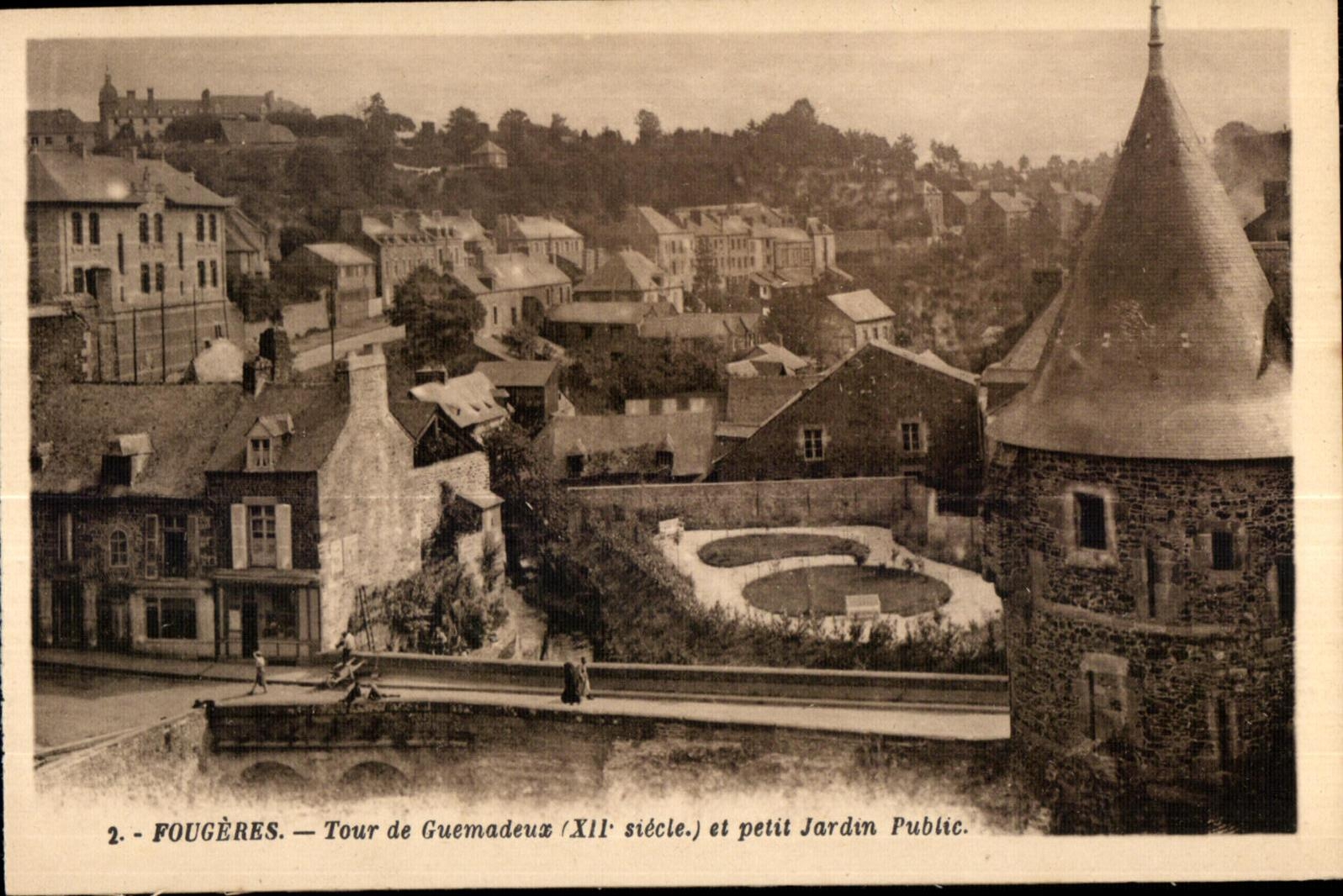 CPA Fougeres Tour de Guemadeux et petil Jardin public