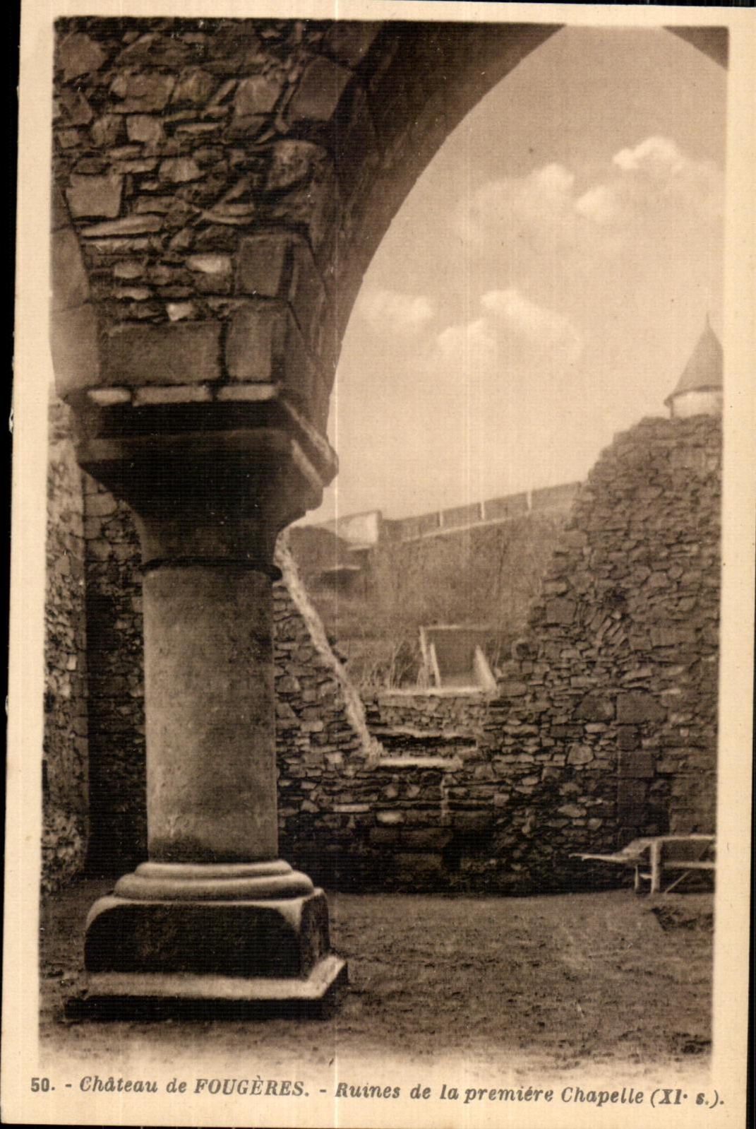 CPA Fougeres Chateau de Ruines de la Premiere Chapelle