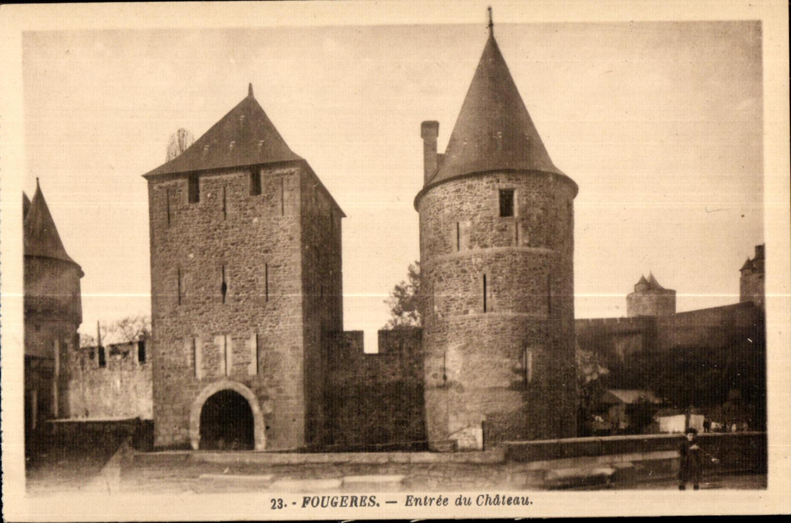 CPA Fougeres Entree du Chdieau