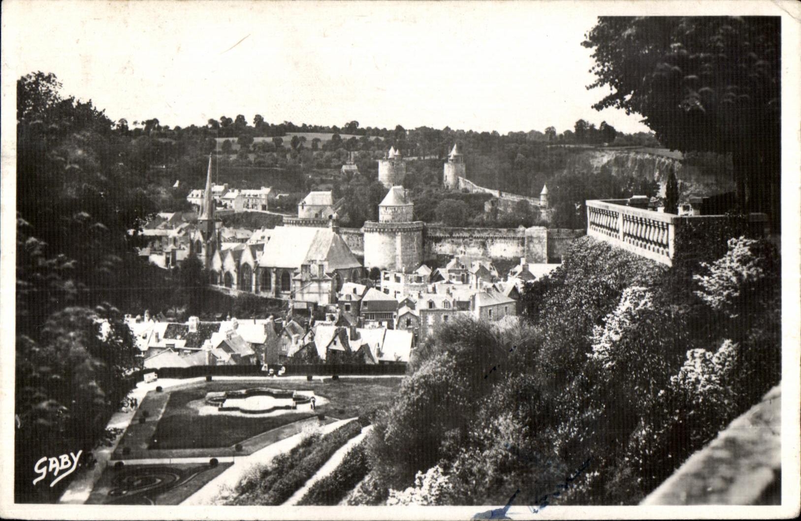 CPA Fougeres Le Place Le Roux Plate forme du Jardin Public