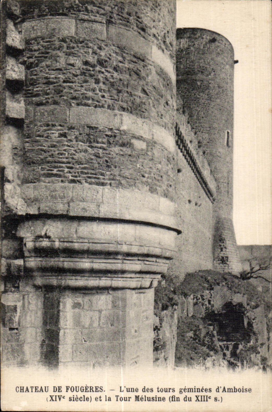CPA Chateau De Fougeres L une des tours geminees d Amboise (XVI siecle) et la Tour Melusine (fin du XIII s)