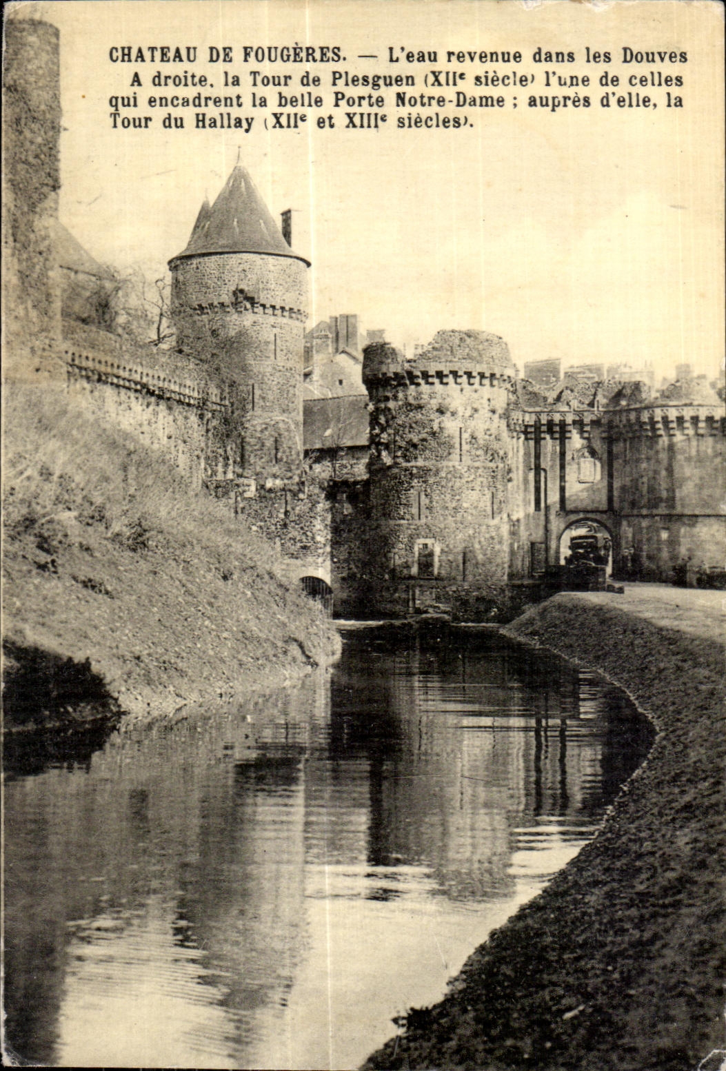 CPA Chateau De Fougeres L eau revenue dans les Douves A droite la Tour de plesguen (XII siecle) I une de celles qui