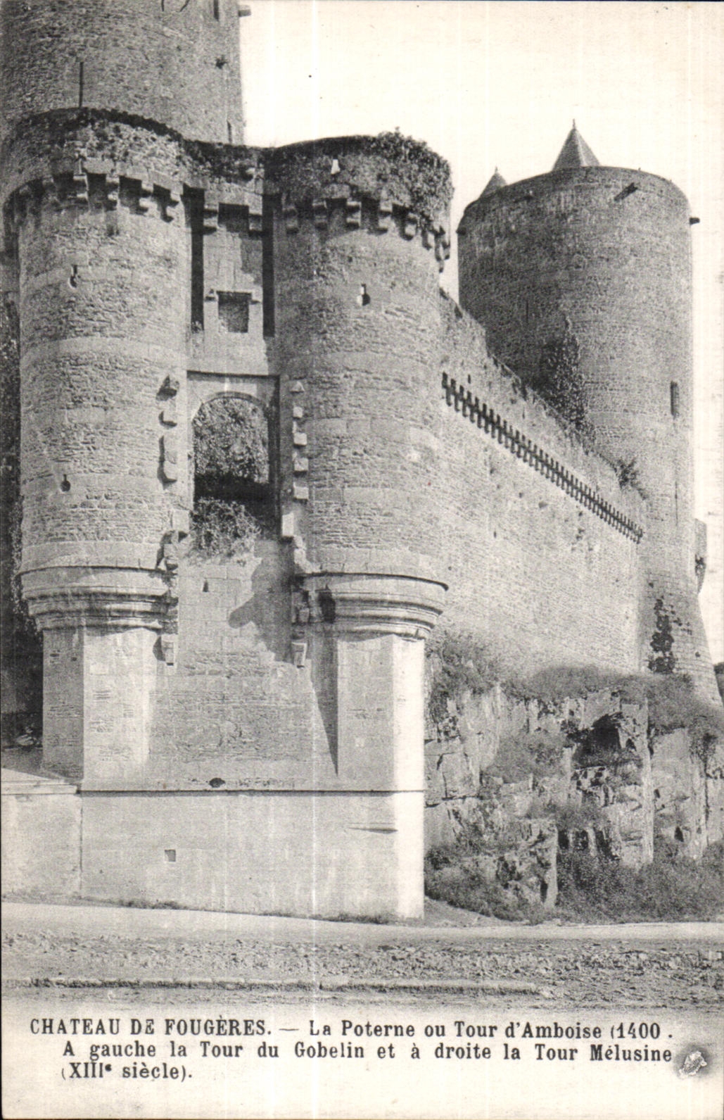 CPA Chateau De Fougeres La Poterne ou Tour d Amboise A gauche la Tour du Gobelin et a droite la Tour Melusine)