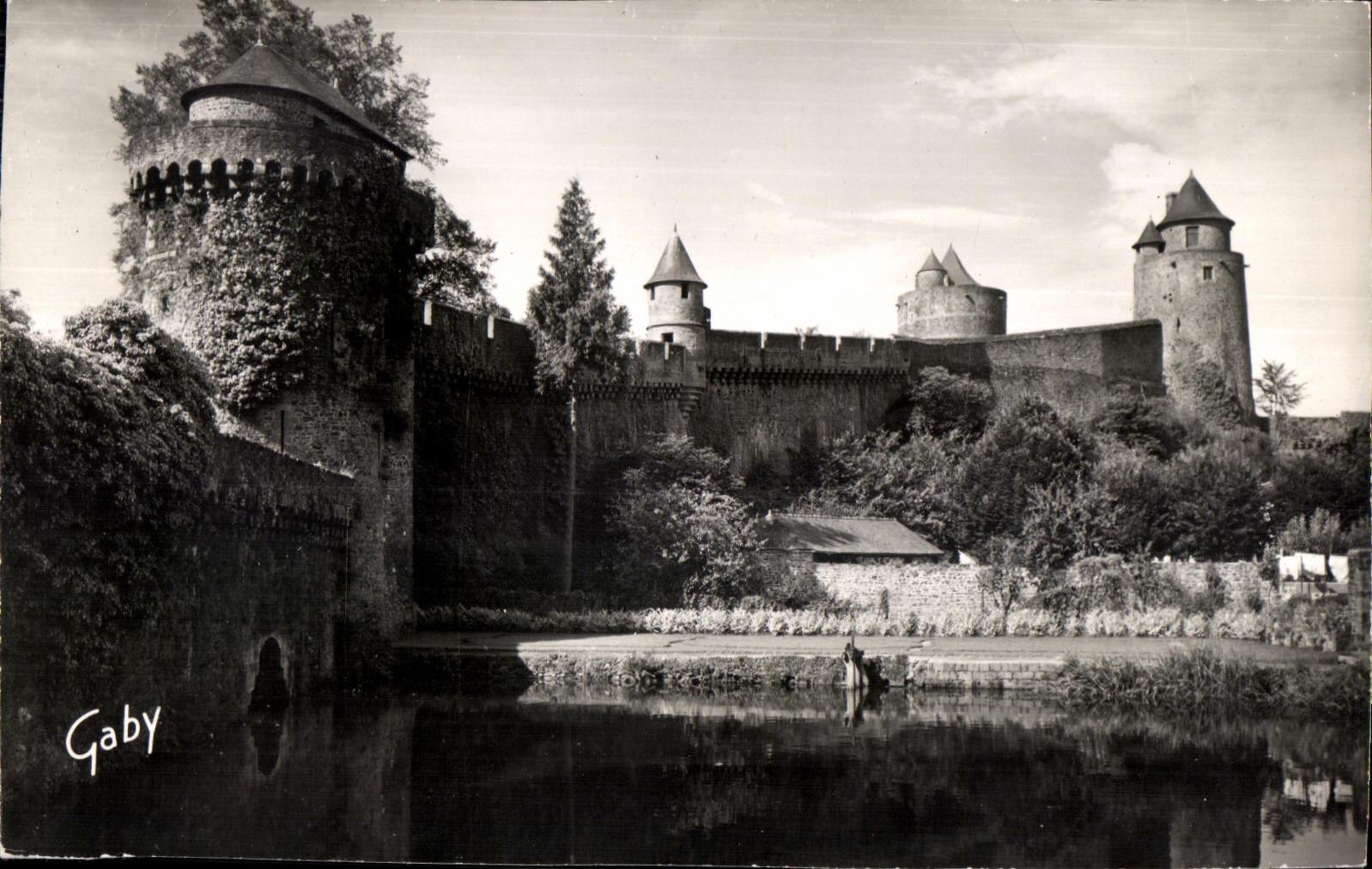 CPSM Fougeres L Etang de la Couarde a droite de I Entree du Chateau qui est le plus important monument historique da