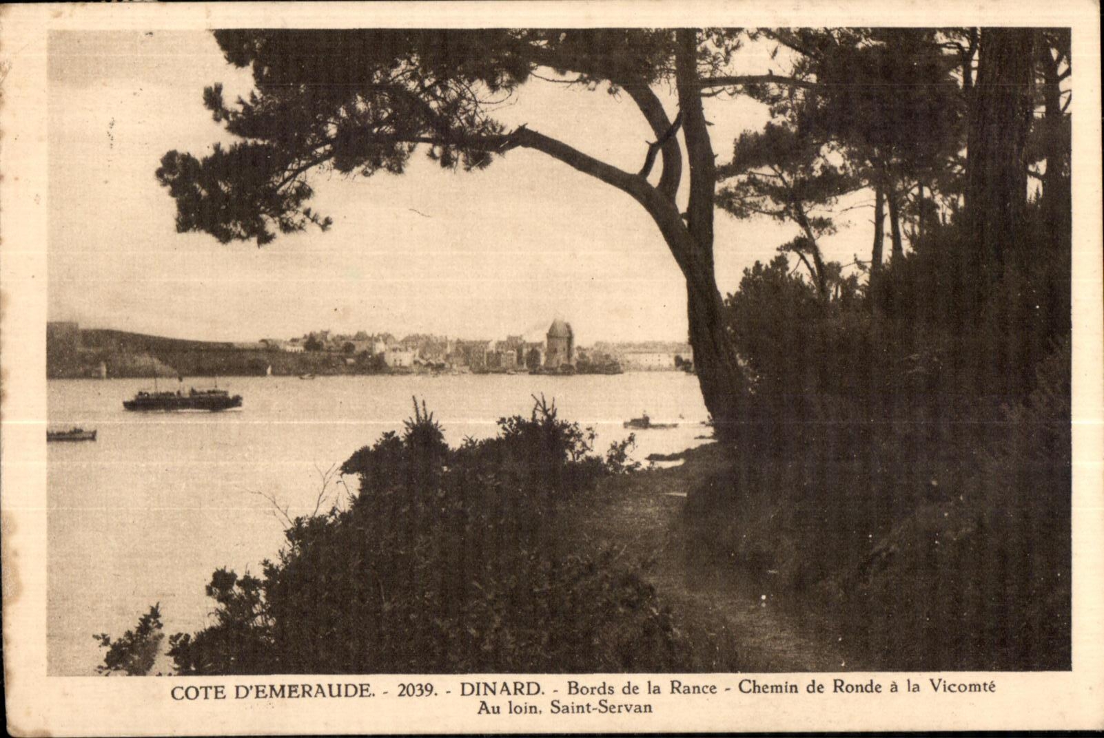 CPA Cote D emeraude Dinard Bords de la Rance Chemin de Ronde a la Vicomte au loin saint Servan