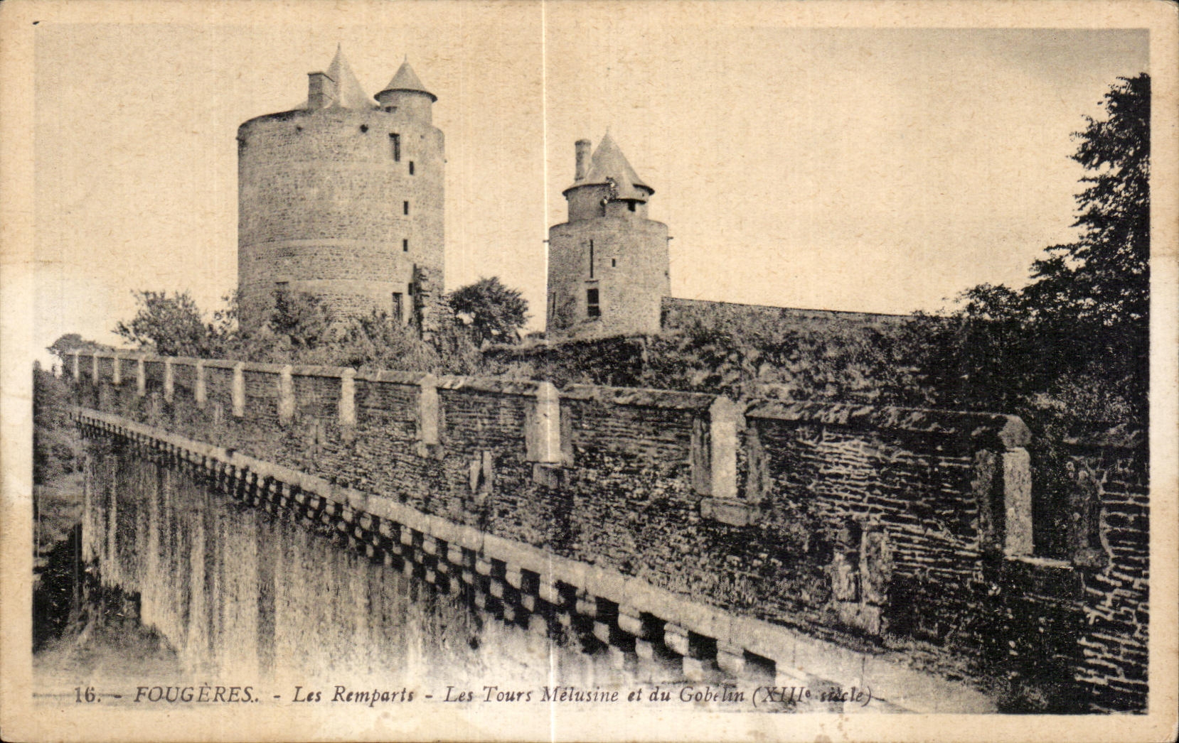 CPA Fougeres Les Remparts Les Tours Melusine et du Gobilin (XIII Seicle)
