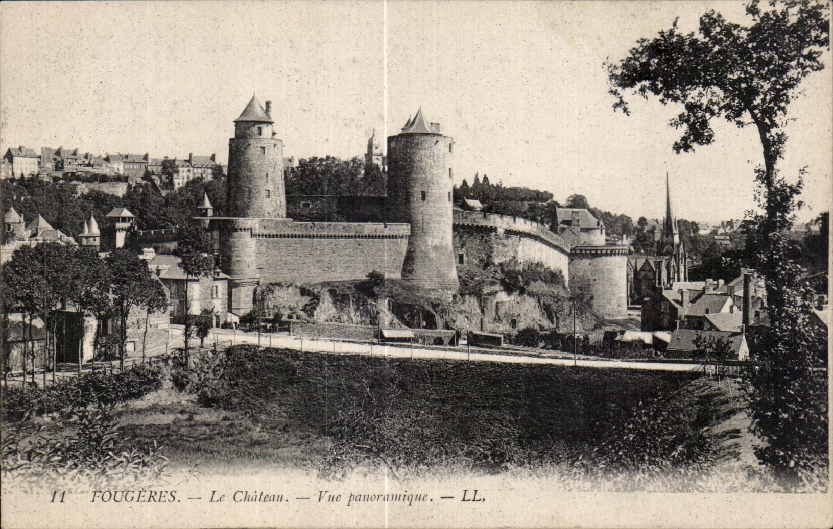 CPA Fougeres Le Chateau Vue Panoramique