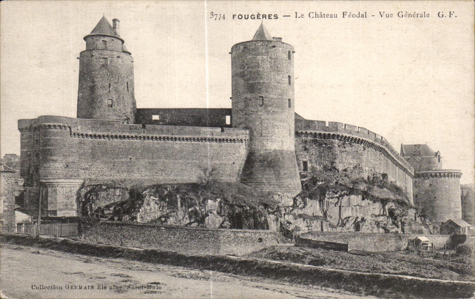 CPA Fougeres Le Chateau Feodal Vue Generale