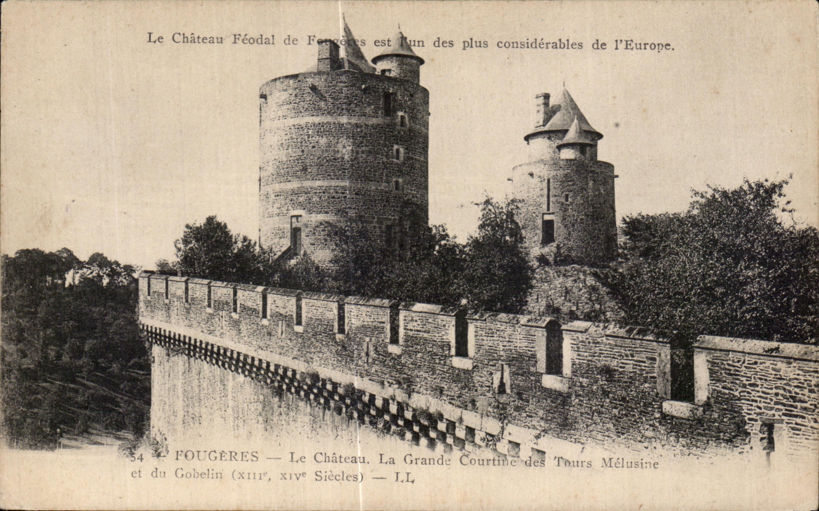 CPA Fougeres Le Chateau La Grand Courtine des Tours Melusine et du Gobelin