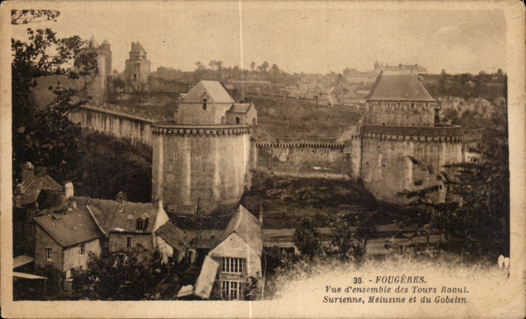 CPA Fougeres Vue d ensemble des Tours Raoul Surienne melusine et du Gobelin