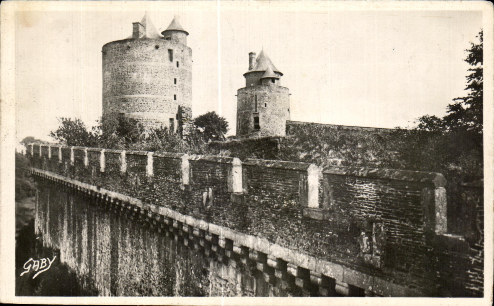 CPA Fougeres Le Chateau Les Tours Melusine et du Gobelin