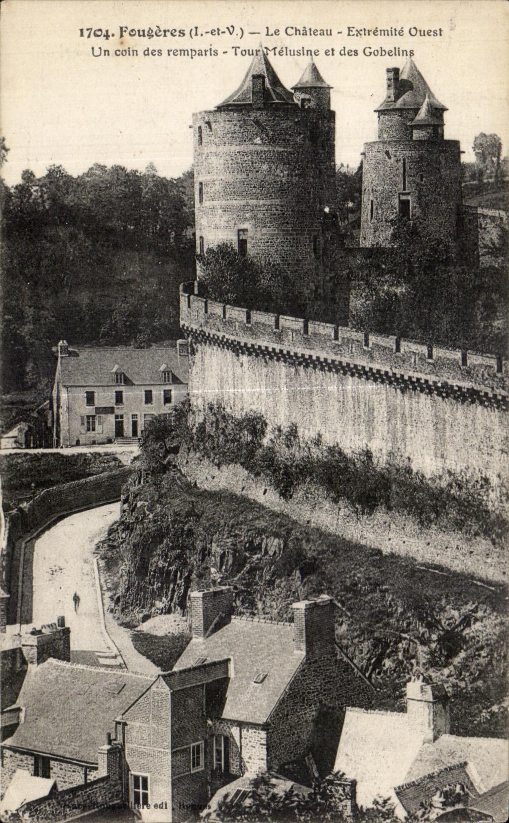 CPA Fougeres La Chateau Extremite Quest Un coin des remparis Tour Melusine et des Gobelins
