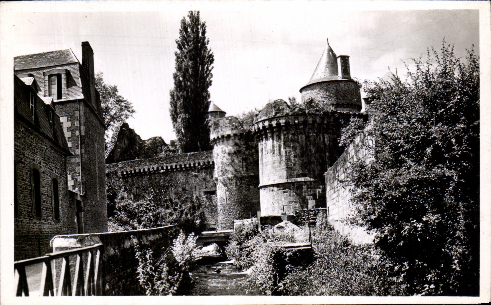 CPA Fougeres Porte Notre Dame et le Nancon